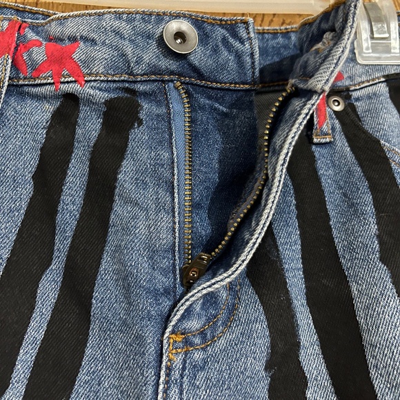 Birds of Prey Her Universe Juniors “American Flag” Painted Cut Out Shorts Sz-9 - Picture 3 of 6